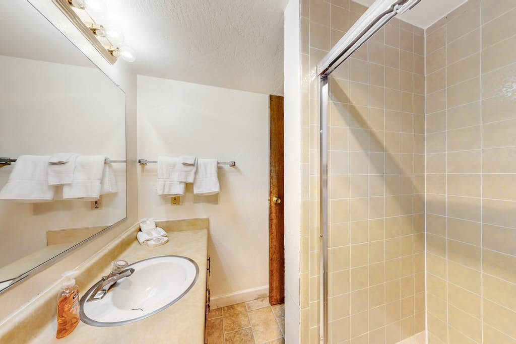 bathroom with shower tub