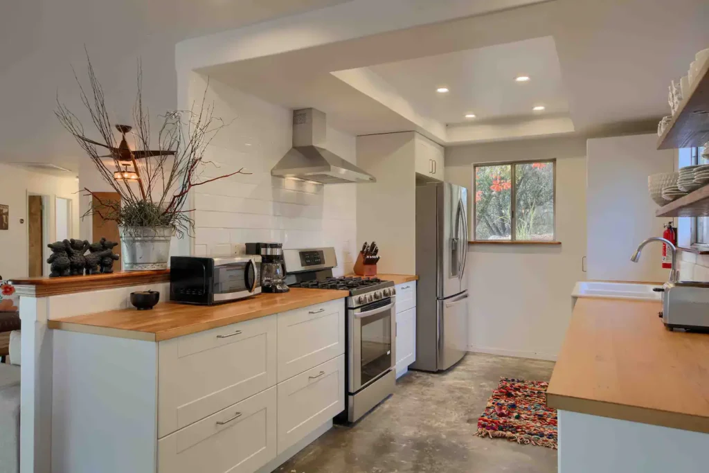 kitchen with qhite cabinets