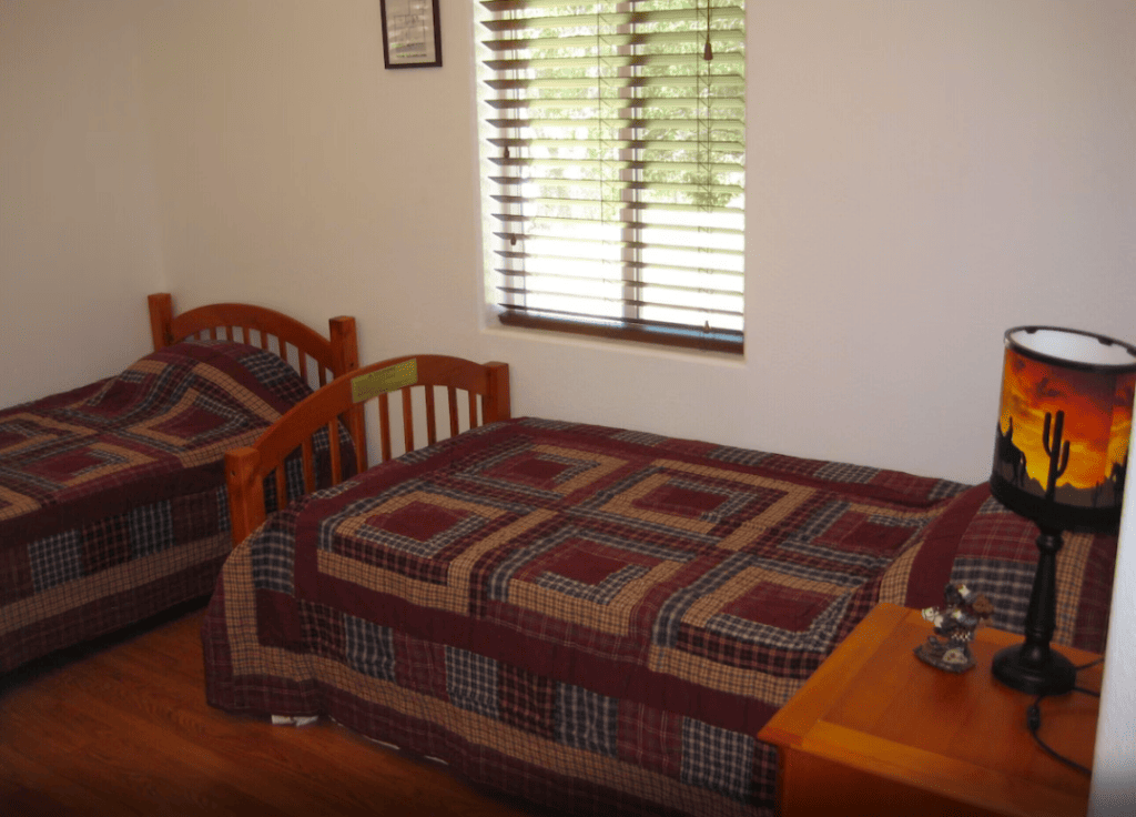 bedroom with two twin beds