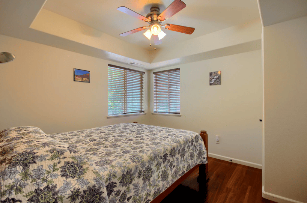 bedroom with queen bed