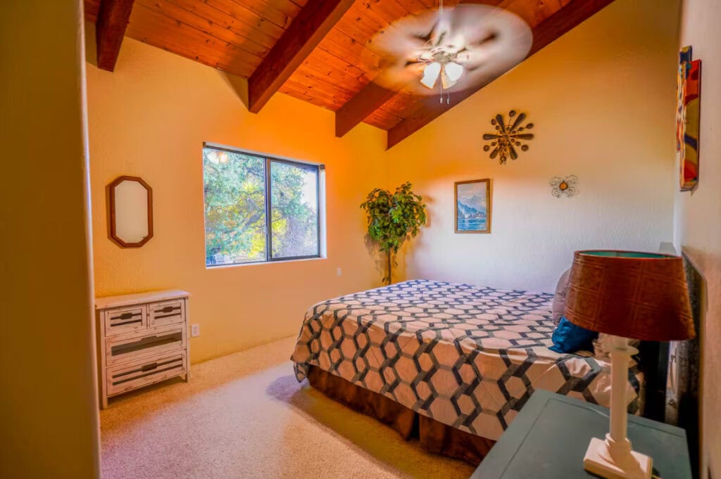 bedroom with queen bed