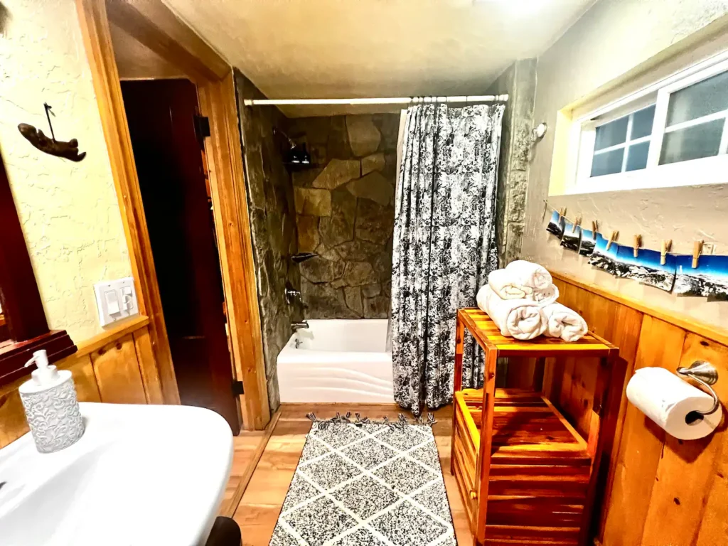 bathroom with shower tub