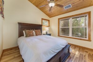 bedroom with queen bed