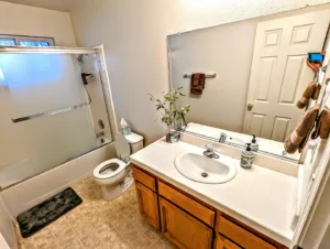 bathroom with shower tub