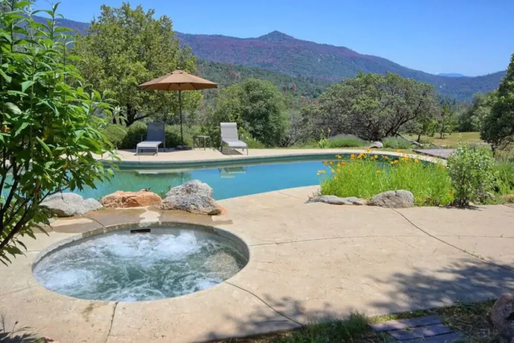 poo and hot tub with poolside seating