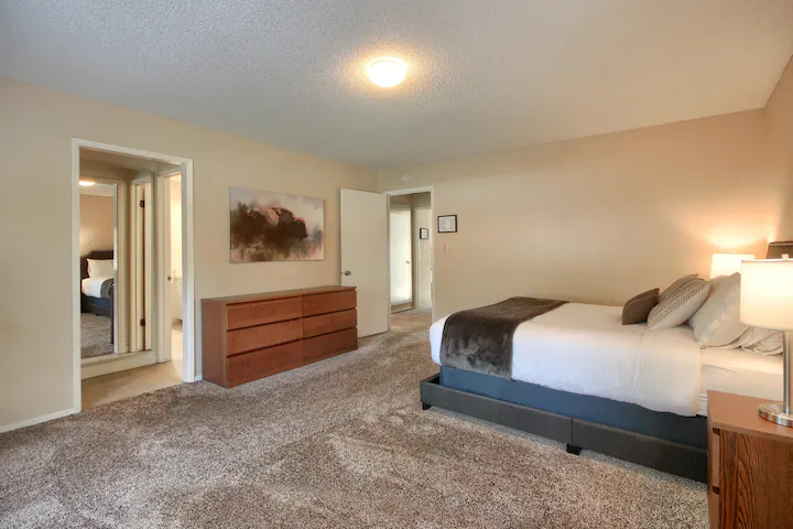 bedroom with queen bed