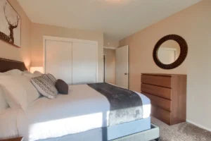 bedroom with queen bed