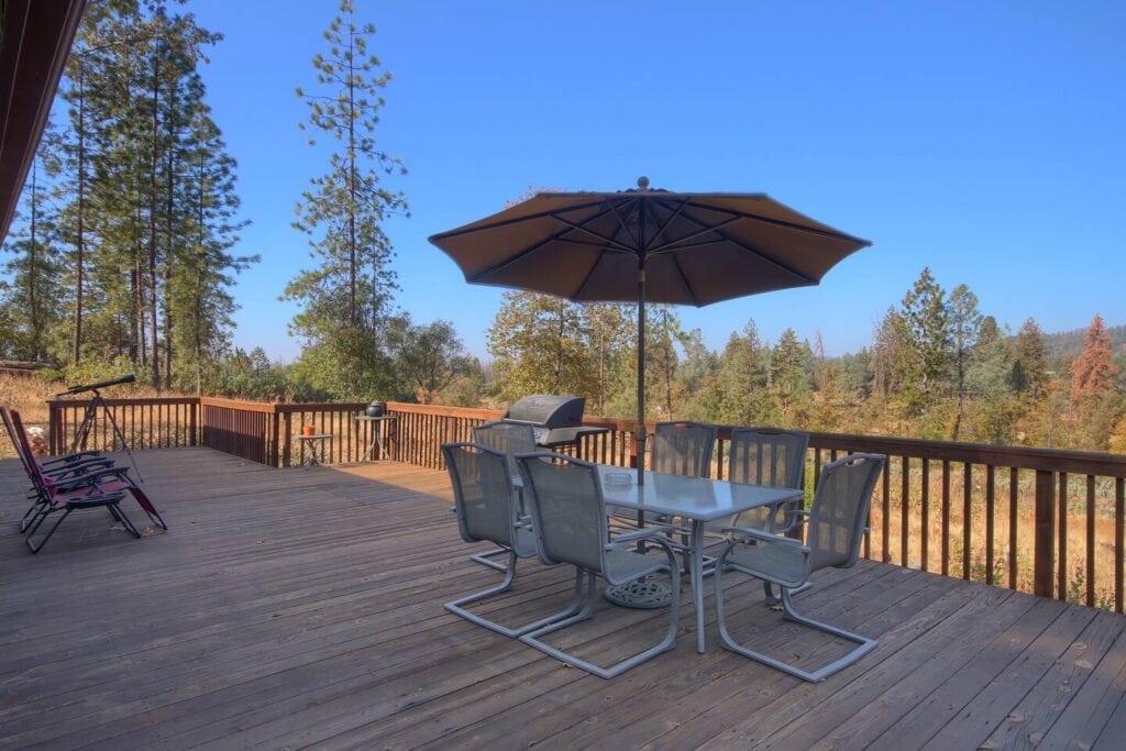 deck with outdoor dining