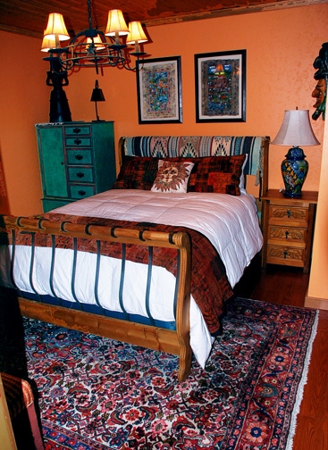 "salamander room" with queen bed