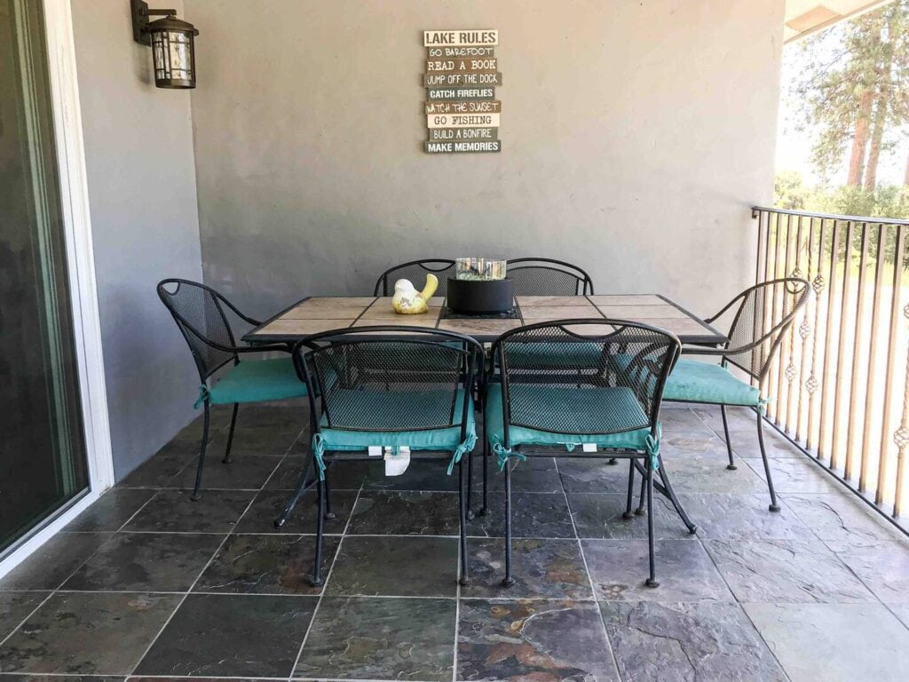 patio with outdoor dining