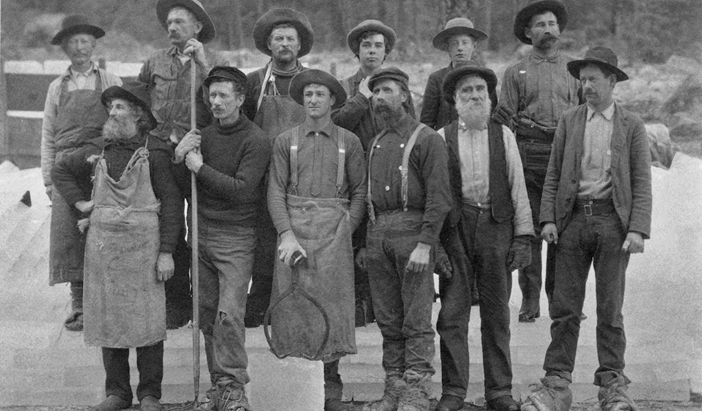 A group of men who cut ice at Mirror Lake in 1904