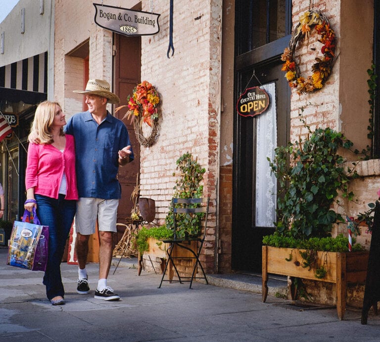 Couple shopping in Mariposa