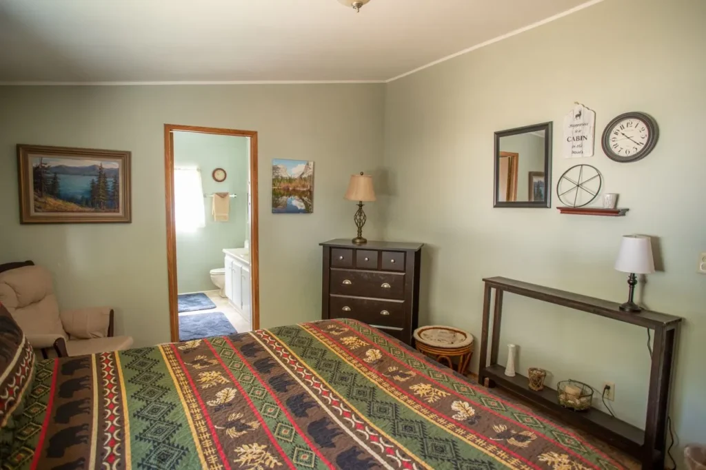 bedroom with queen bed
