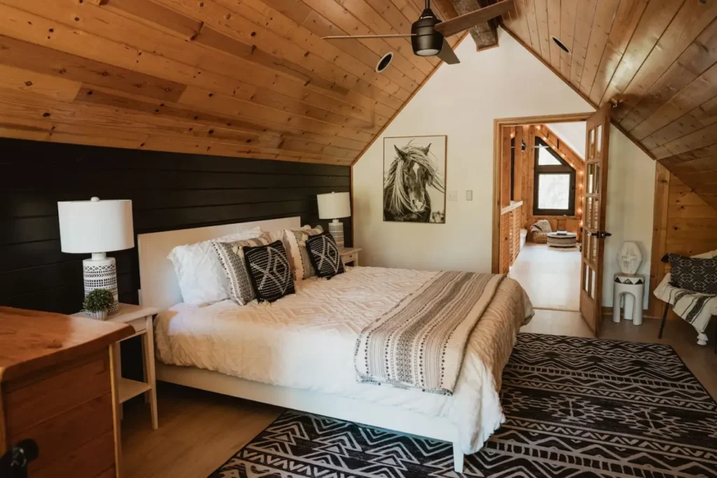 bedroom with queen bed