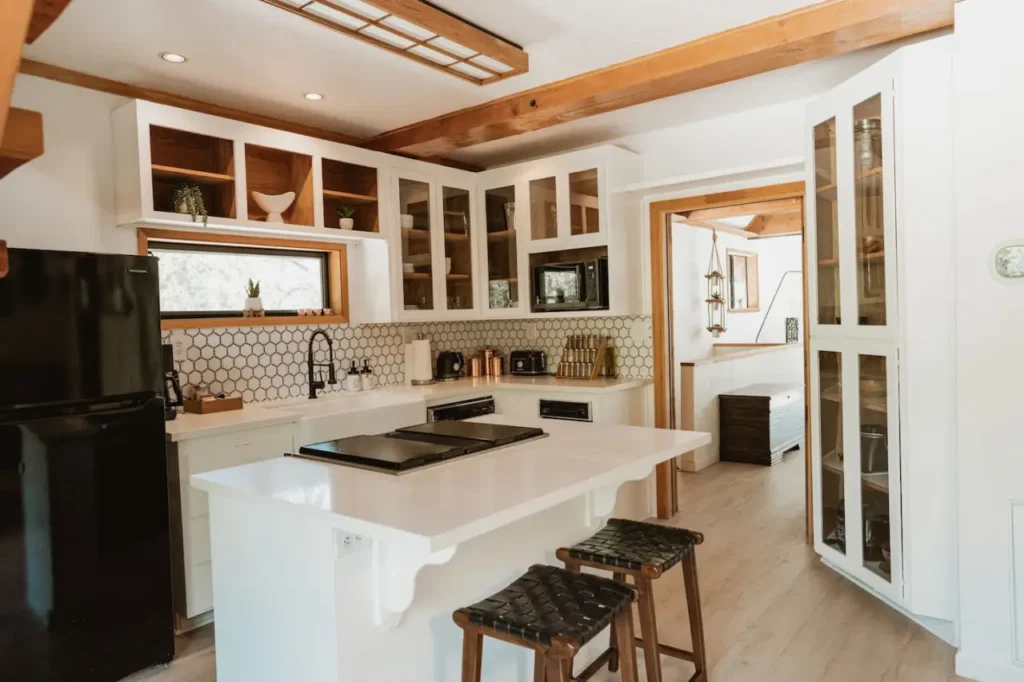 fully equipped kitchen