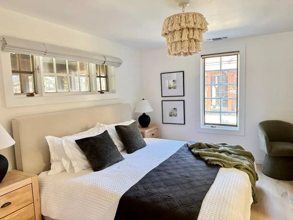 bedroom with queen bed