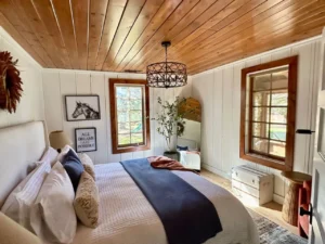 bedroom with queen bed
