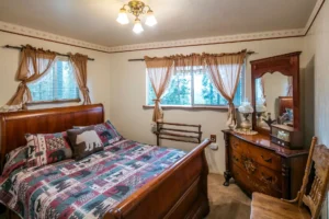 bedroom with queen bed