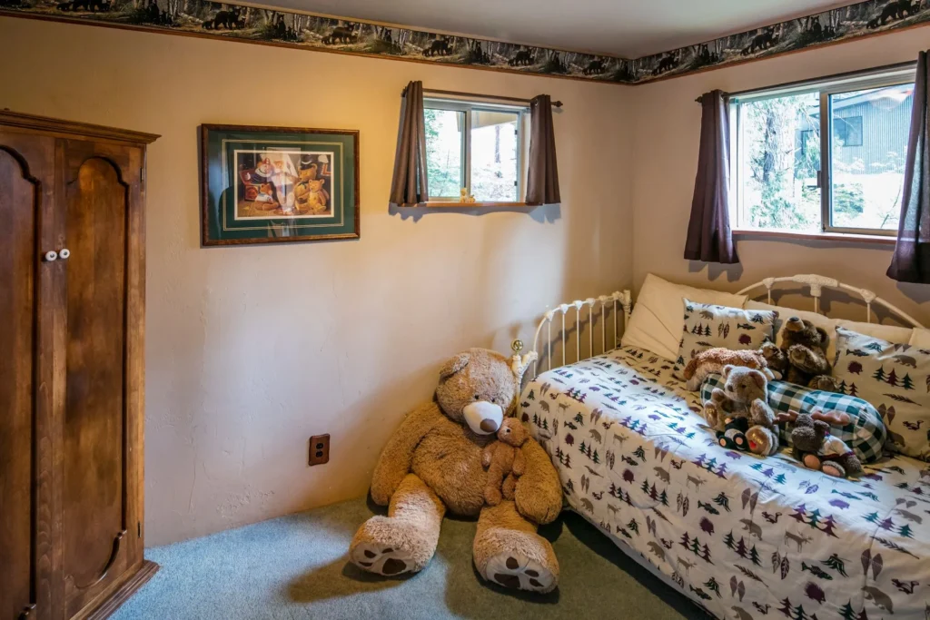 bedroom with twin bed