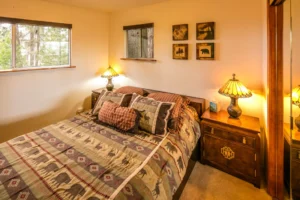 bedroom with queen bed