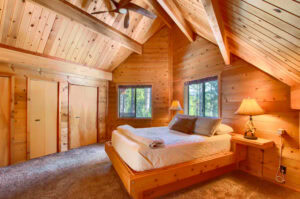 bedroom with queen bed