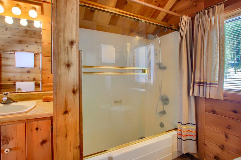 bathroom with shower tub
