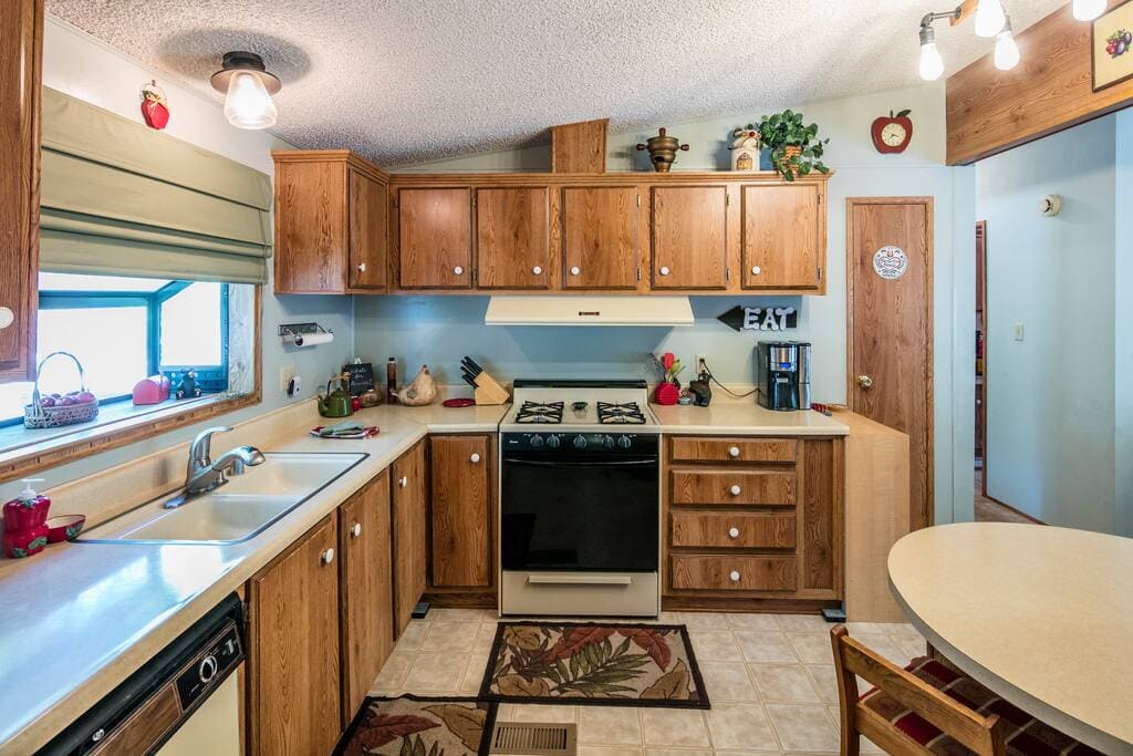 fully equipped kitchen