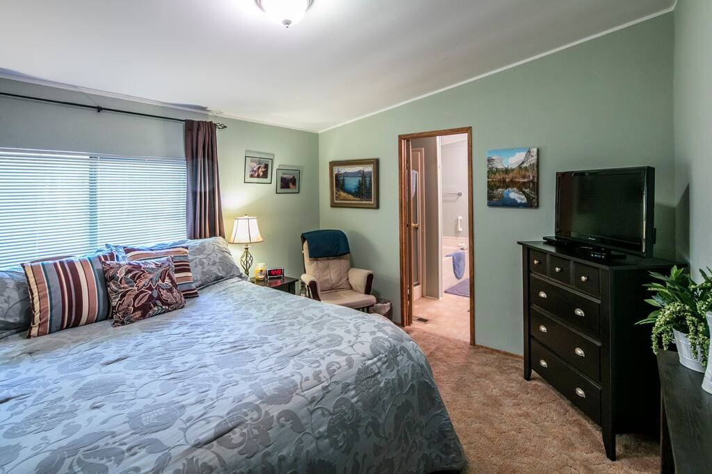 bedroom with queen bed