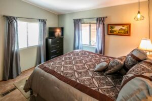 bedroom with queen bed