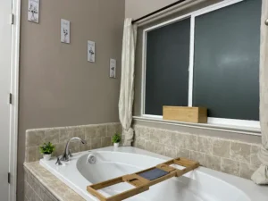 bathroom with tub