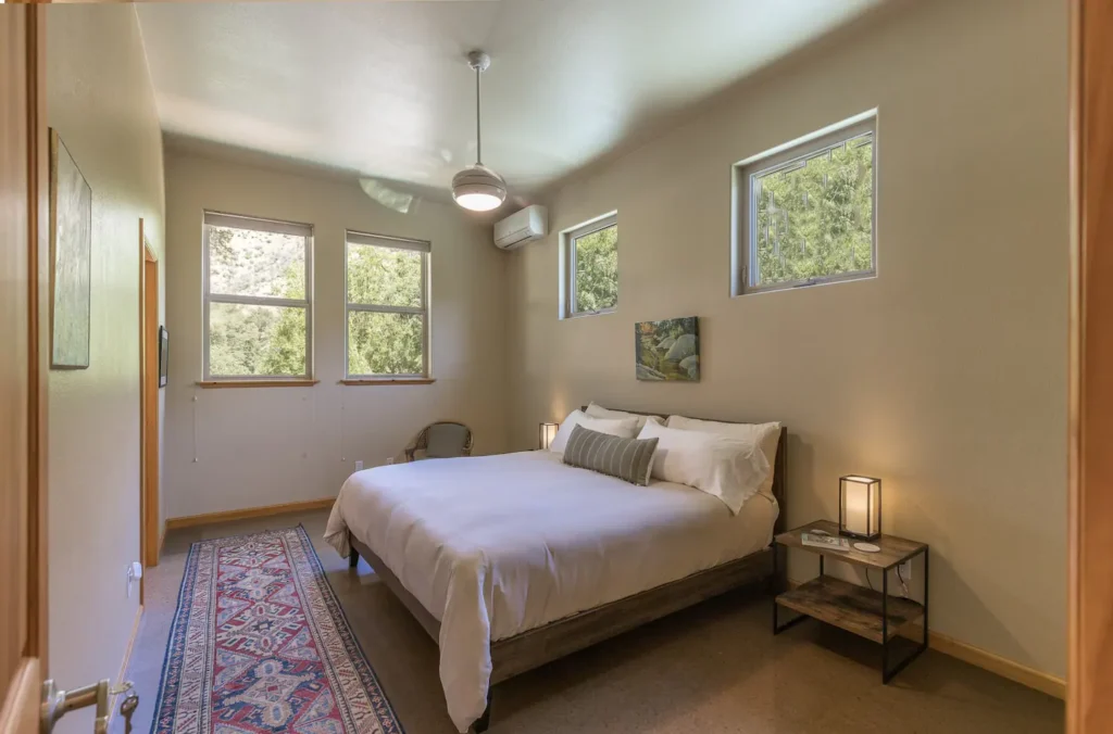bedroom with queen bed