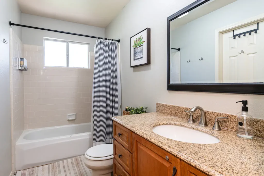 bathroom with shower tub
