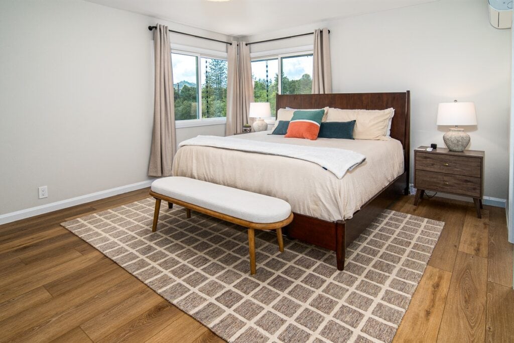bedroom with queen bed