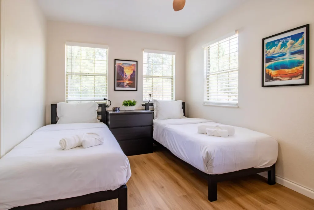 bedroom with two twin beds