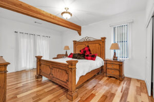 bedroom with queen bed