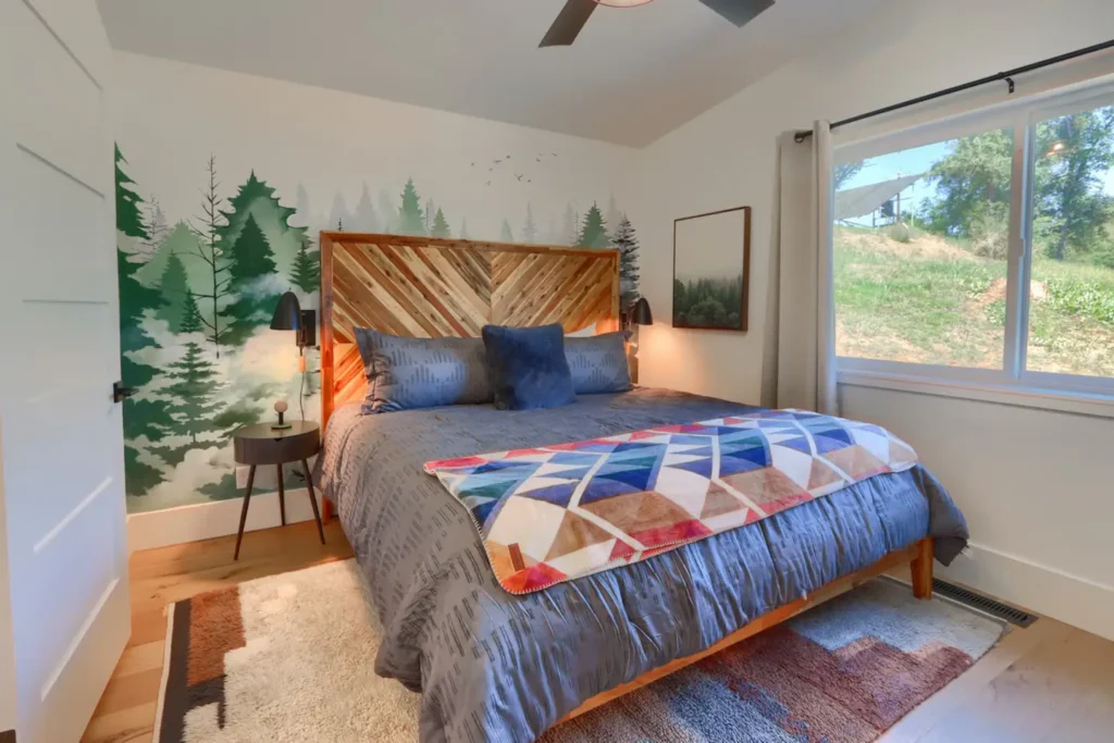 bedroom with queen bed
