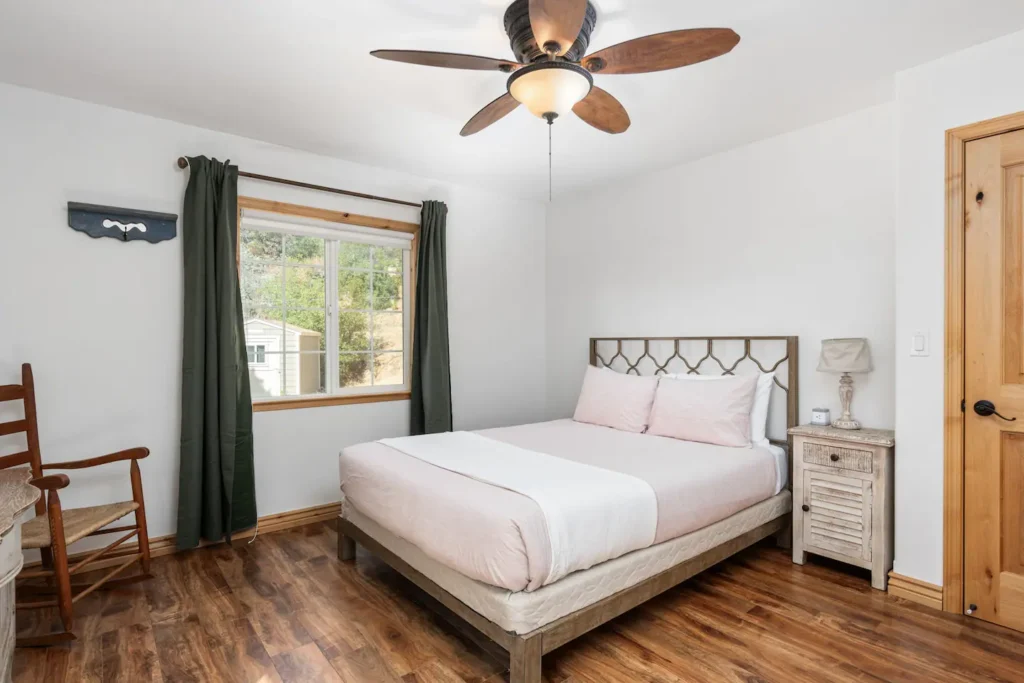 bedroom with queen bed