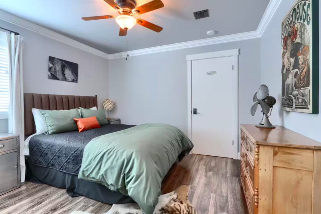 bedroom with queen bed