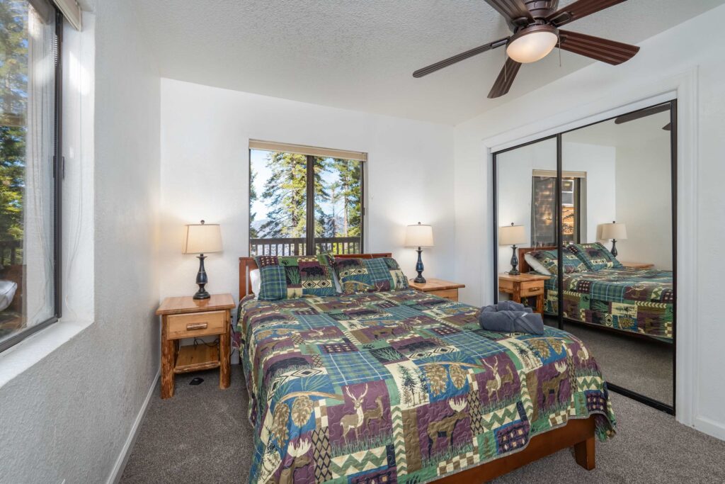 bedroom with queen bed