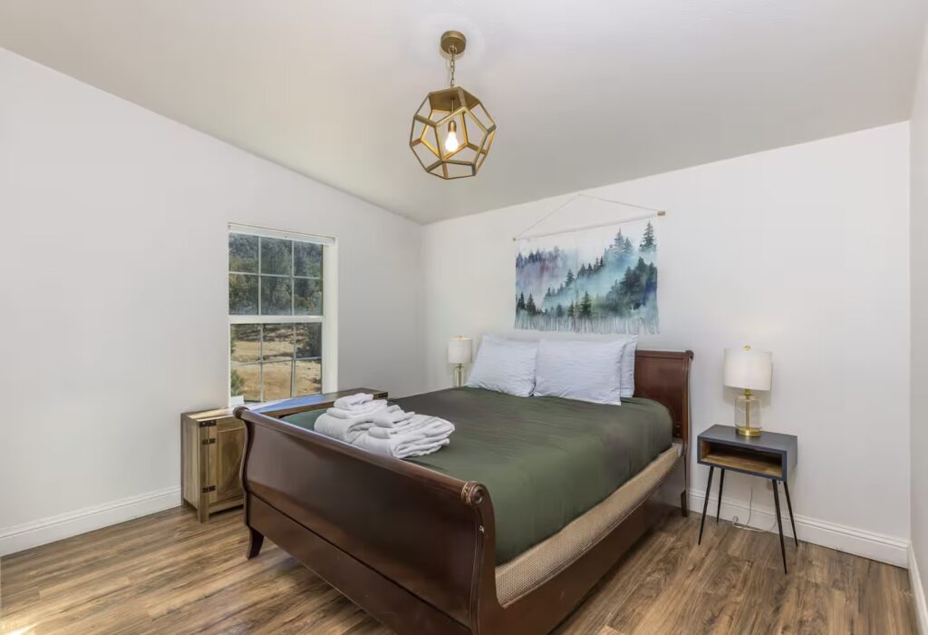 bedroom with queen bed