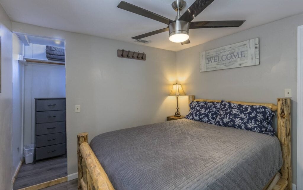 bedroom with queen bed