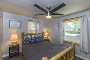 bedroom with queen bed