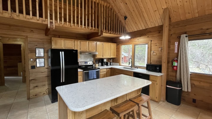 fully equipped kitchen with island