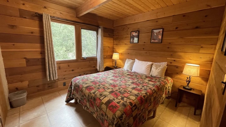 bedroom with queen bed