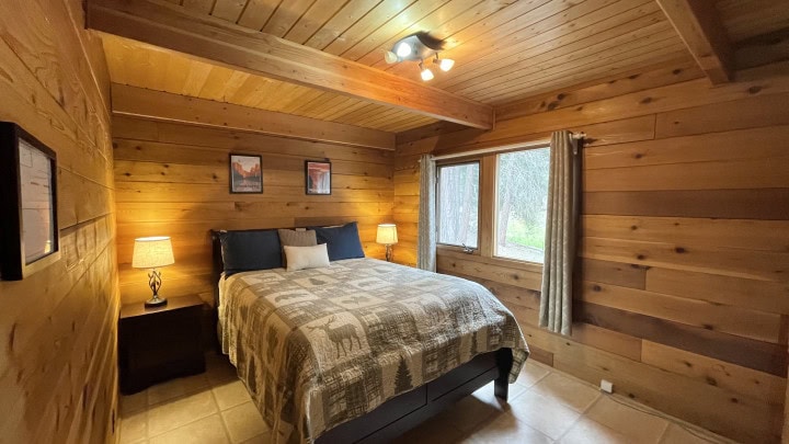 bedroom with queen bed