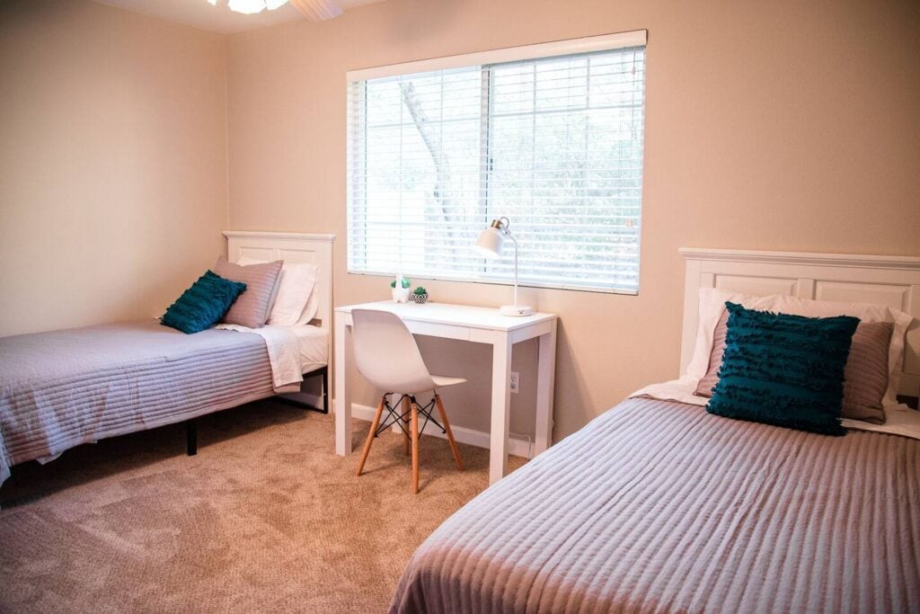 bedroom with two twin beds