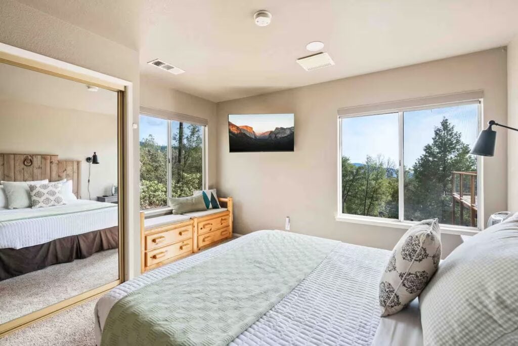 bedroom with queen bed