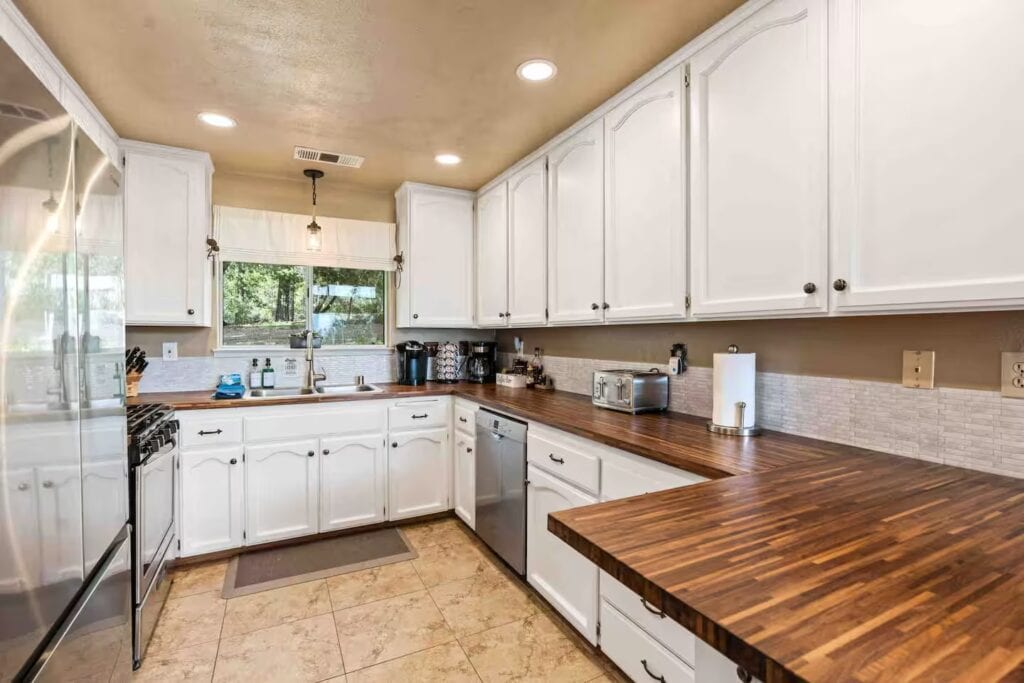 fully equipped kitchen