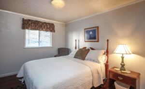bedroom with queen bed