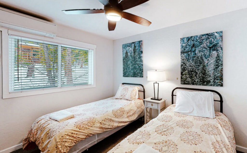 bedroom with two twin beds